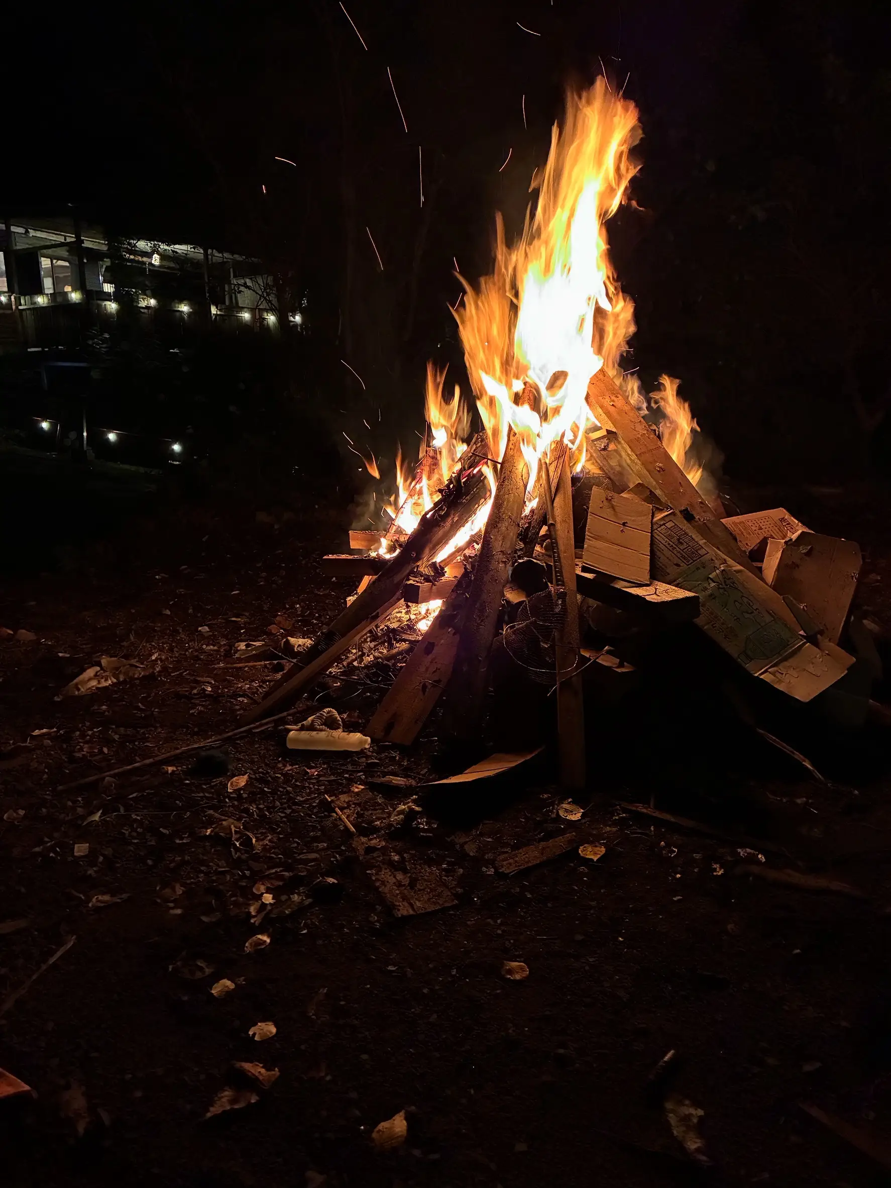 キャンプファイヤー風景